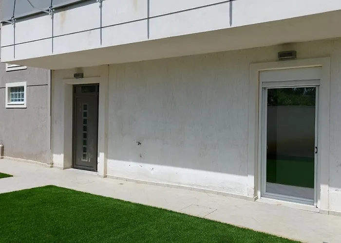 Gianni & Sophia Airport House