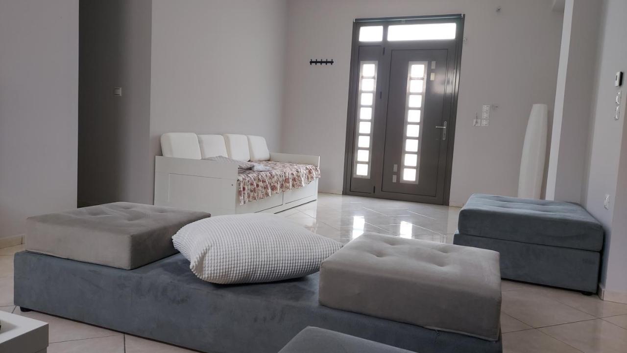 Gianni & Sophia Airport House