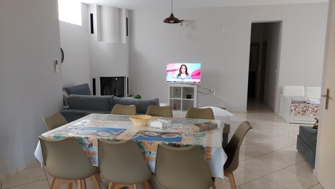 Gianni & Sophia Airport House Apartment